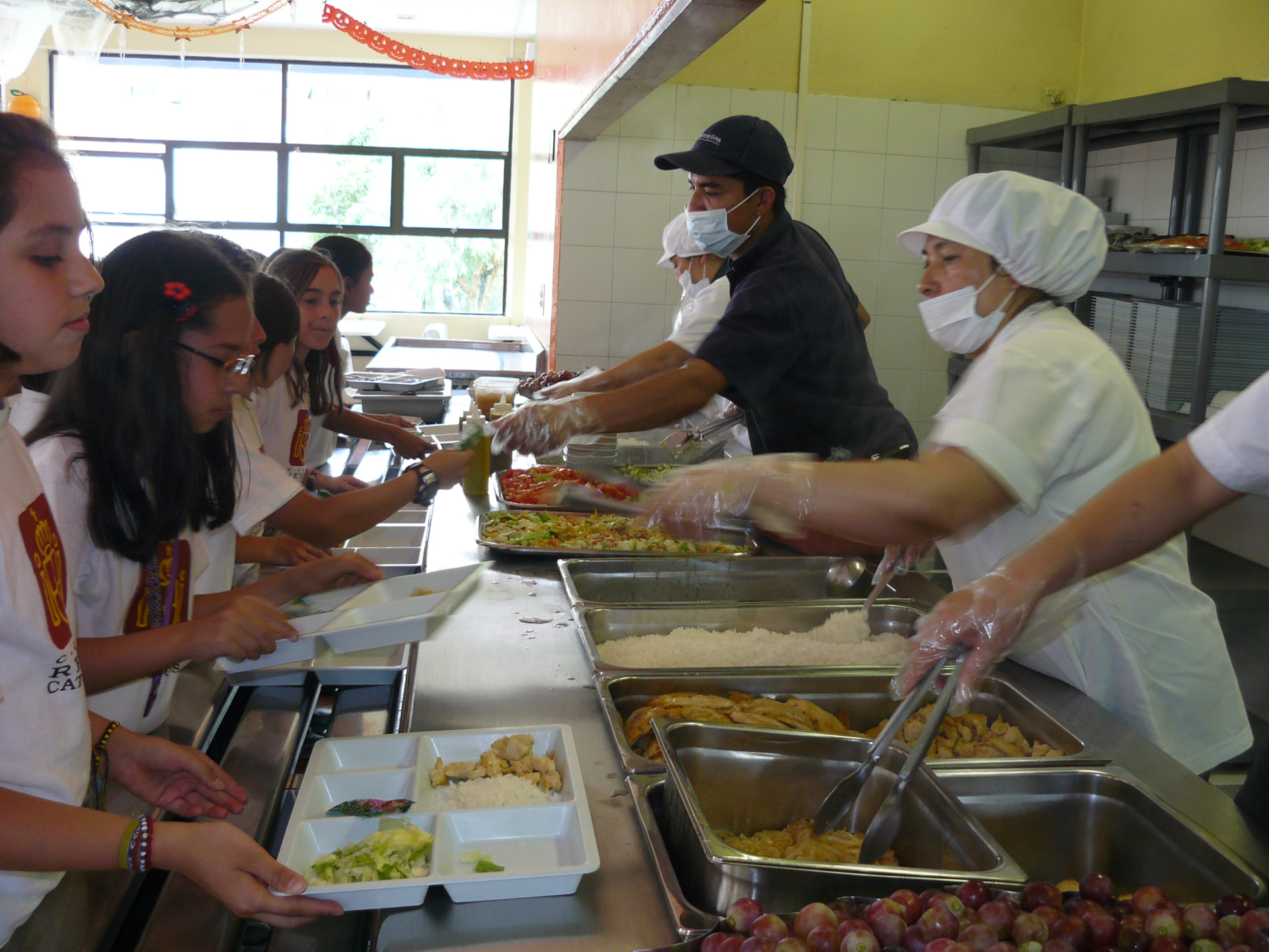 Servicio de alimentación escolar en cafetería institucional